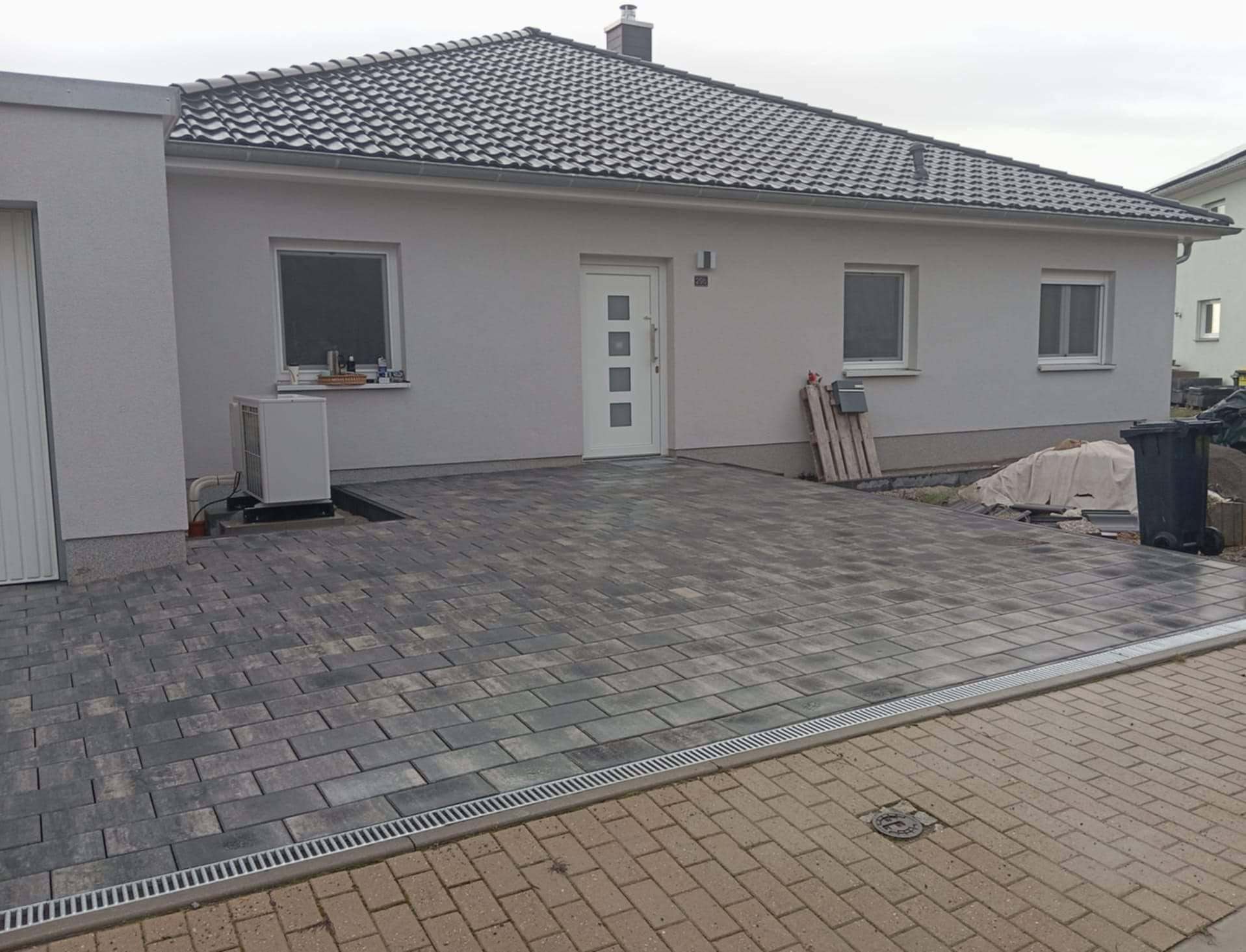 Ugyanaz a kapubejáró térkövezés után, vízelvezető folyókával
